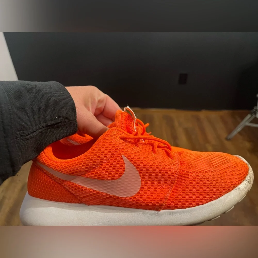 NIKE Roshe Orange Athletic Shoes Women 7